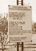 Gedenktafel im Park für die Geschwister Fano und Della Pergola in Parma